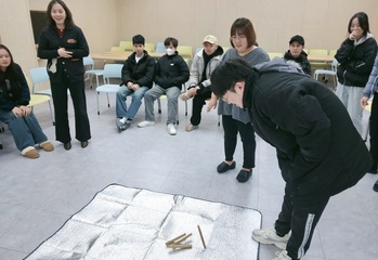 [한국어과정] 설날을 맞이하여 전통놀이를 하였습니다.