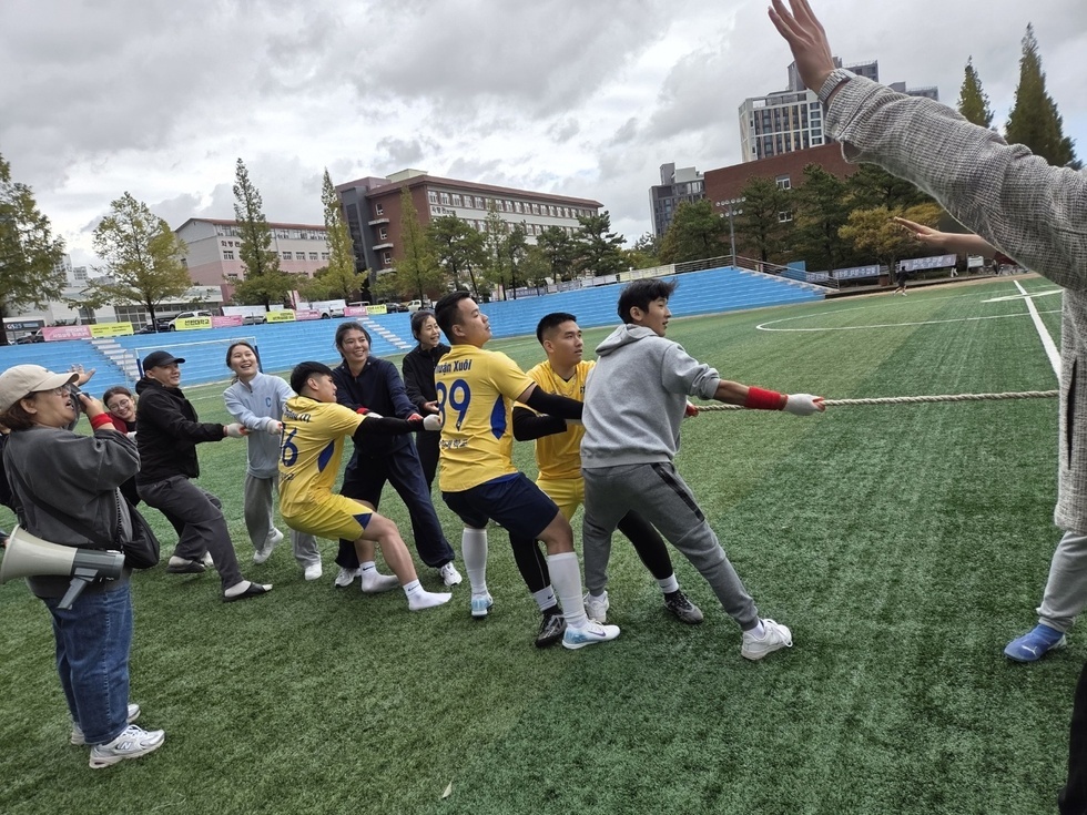 보도자료 사진2_국제유학생 체육대회 운동사진.jpg