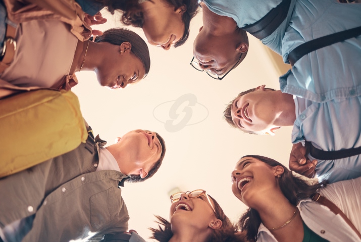 어깨동무하고 환하게 웃고 있는 외국인 학생들