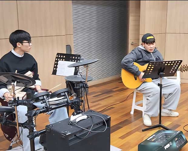 유학생 밴드 동아리 연습 모습